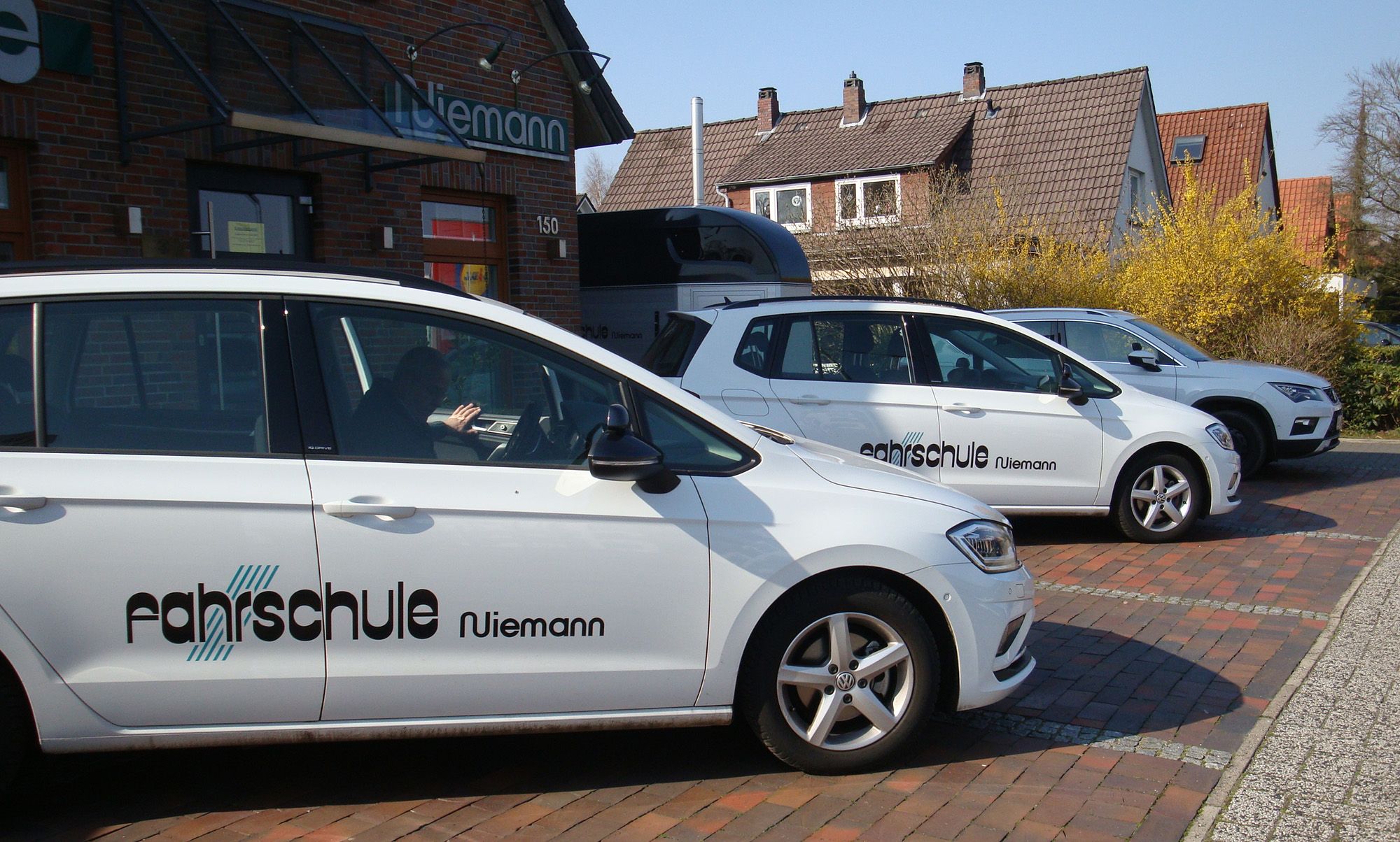 Gebäude von Rolf Niemann mit Fahrschulautos davor